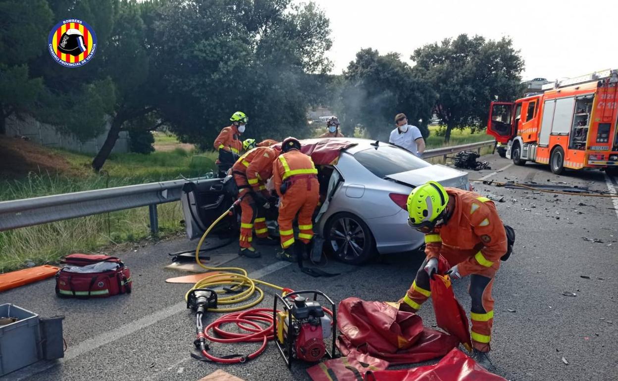 Los bomberos trabajan para excarcelar al conductor. 