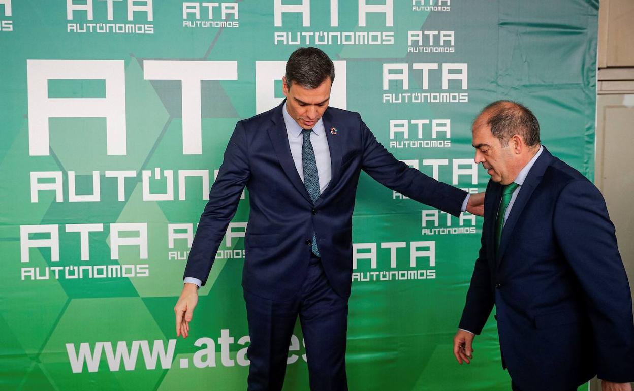 Pedro Sánchez con Lorenzo Amor, presidente de ATA. 