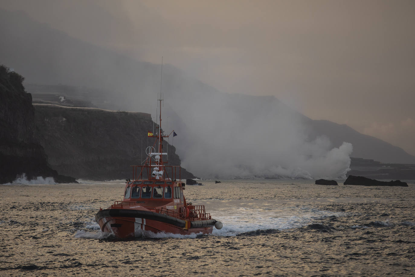 Tras 10 días de erupción el magma llega al océano Atlántico provocando una gran humareda.