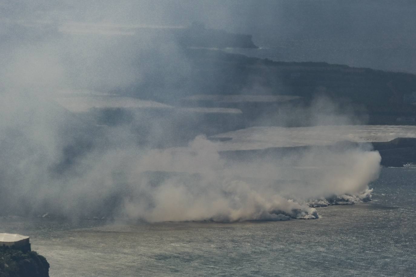 Tras 10 días de erupción el magma llega al océano Atlántico provocando una gran humareda.