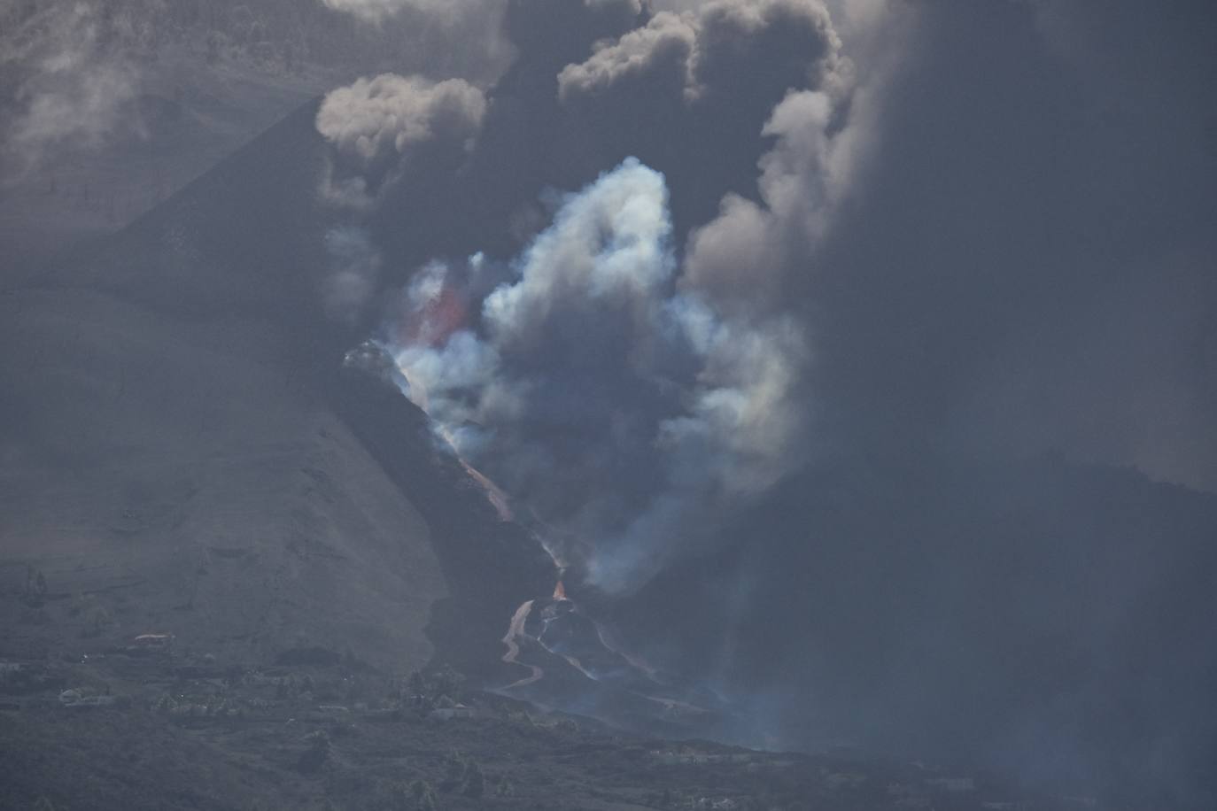 Tras 10 días de erupción el magma llega al océano Atlántico provocando una gran humareda.