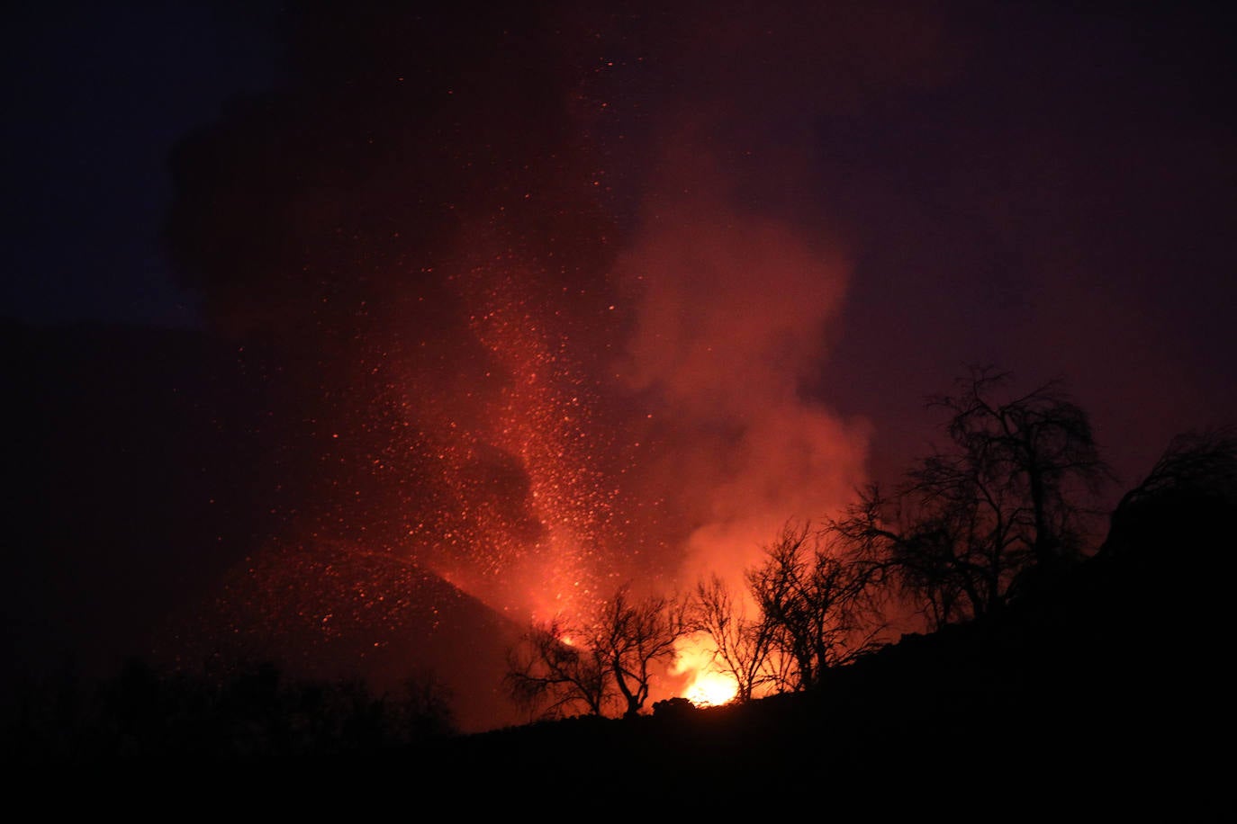 Tras 10 días de erupción el magma llega al océano Atlántico provocando una gran humareda.