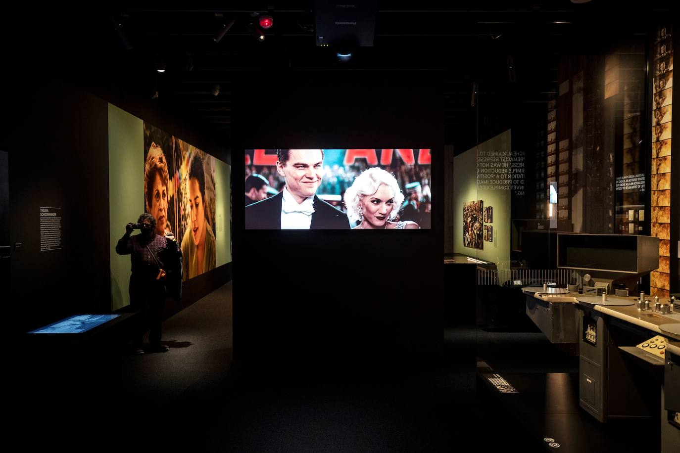 Los Ángeles ya ha inaugurado el Academy Museum of Motion Pictures, un homenaje al mundo del cine repleto de grandes tesoros del séptimo arte. El centro abrirá al público el 30 de septiembre, con más de 12 millones de fotografías, 190.000 artículos de cintas clásicas, 80.000 guiones, 50.000 pósteres y 20.000 bocetos. Entre algunas de las piezas que se podrán ver se encuentran los zapatos rojo rubí de Dorothy en 'El mago de Oz' o el único molde que queda del tiburón de Jaws, además de objetos que pertenecieron a grandes figuras del cine como Katherine Hepburn o Alfred Hitchcock. 