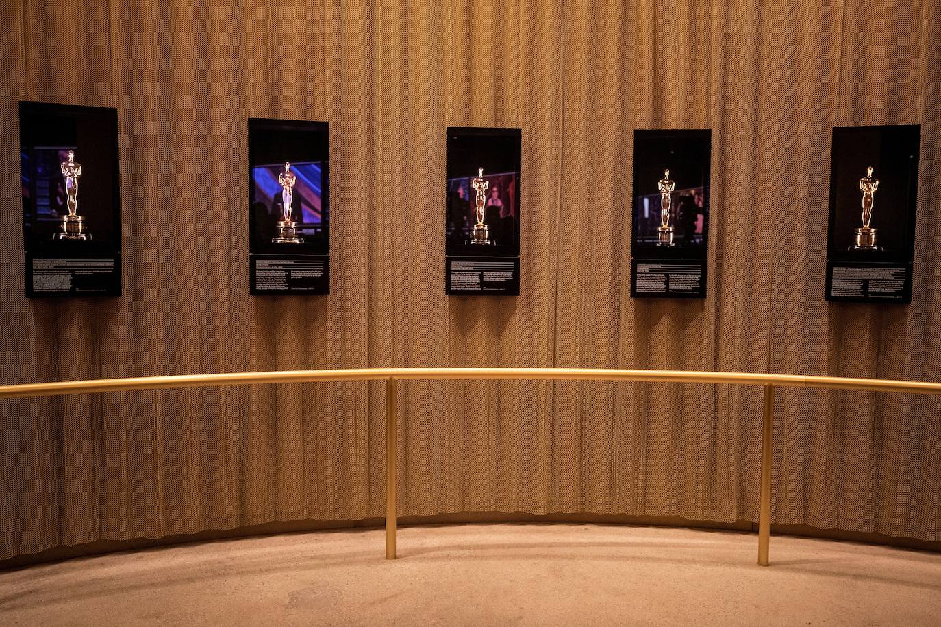 Los Ángeles ya ha inaugurado el Academy Museum of Motion Pictures, un homenaje al mundo del cine repleto de grandes tesoros del séptimo arte. El centro abrirá al público el 30 de septiembre, con más de 12 millones de fotografías, 190.000 artículos de cintas clásicas, 80.000 guiones, 50.000 pósteres y 20.000 bocetos. Entre algunas de las piezas que se podrán ver se encuentran los zapatos rojo rubí de Dorothy en 'El mago de Oz' o el único molde que queda del tiburón de Jaws, además de objetos que pertenecieron a grandes figuras del cine como Katherine Hepburn o Alfred Hitchcock. 