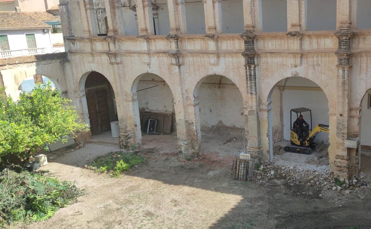 Trabajos en el claustro del convento de Llombai. 