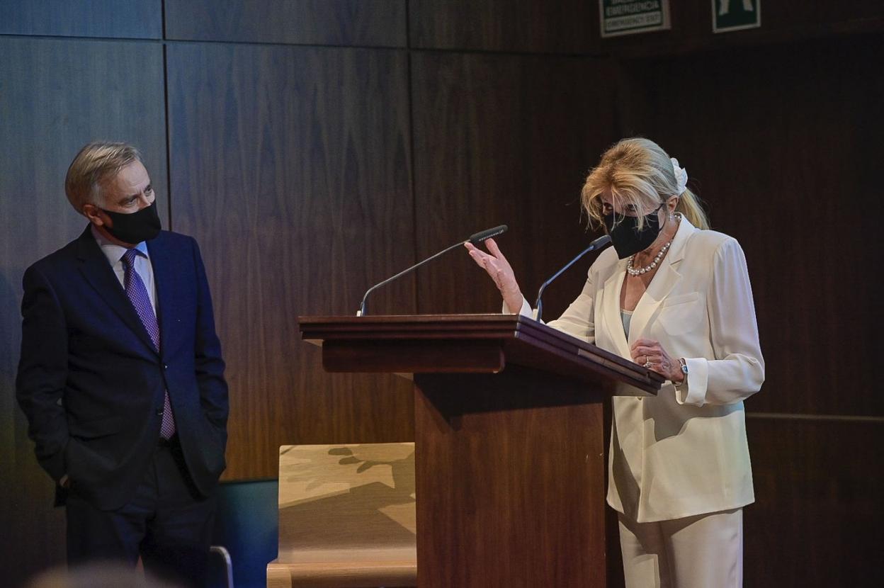 Carmen Cervera, durante su intervención de ayer en el acto de homenaje a Tomás Llorens. Juan naHarro