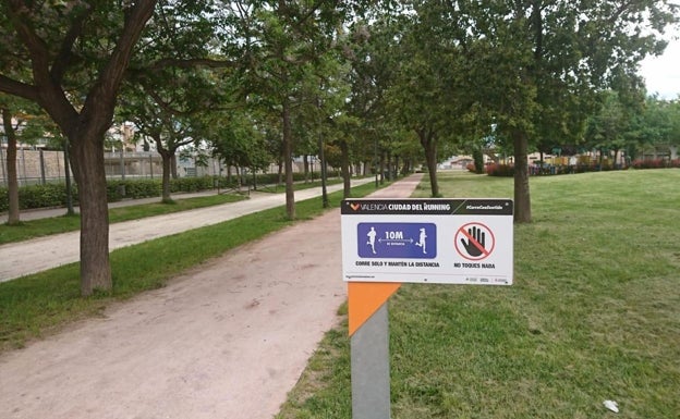 Señal en el 5K Jardí del Turia en el viejo cauce del río, en el pulmón verde de la ciudad de Valencia. 