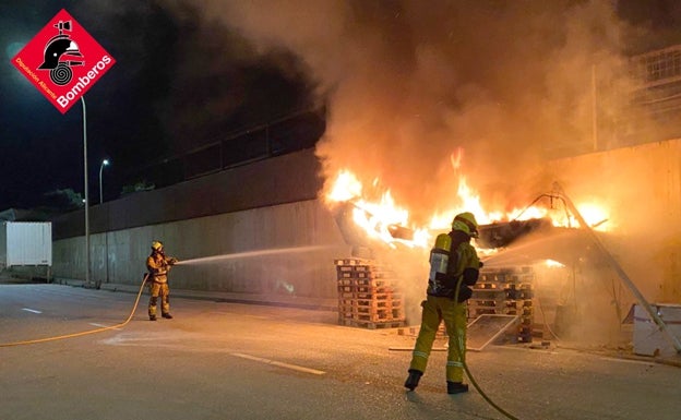 Imagen principal - Así han apagado el incendio los bomberos del parque de Benissa. 