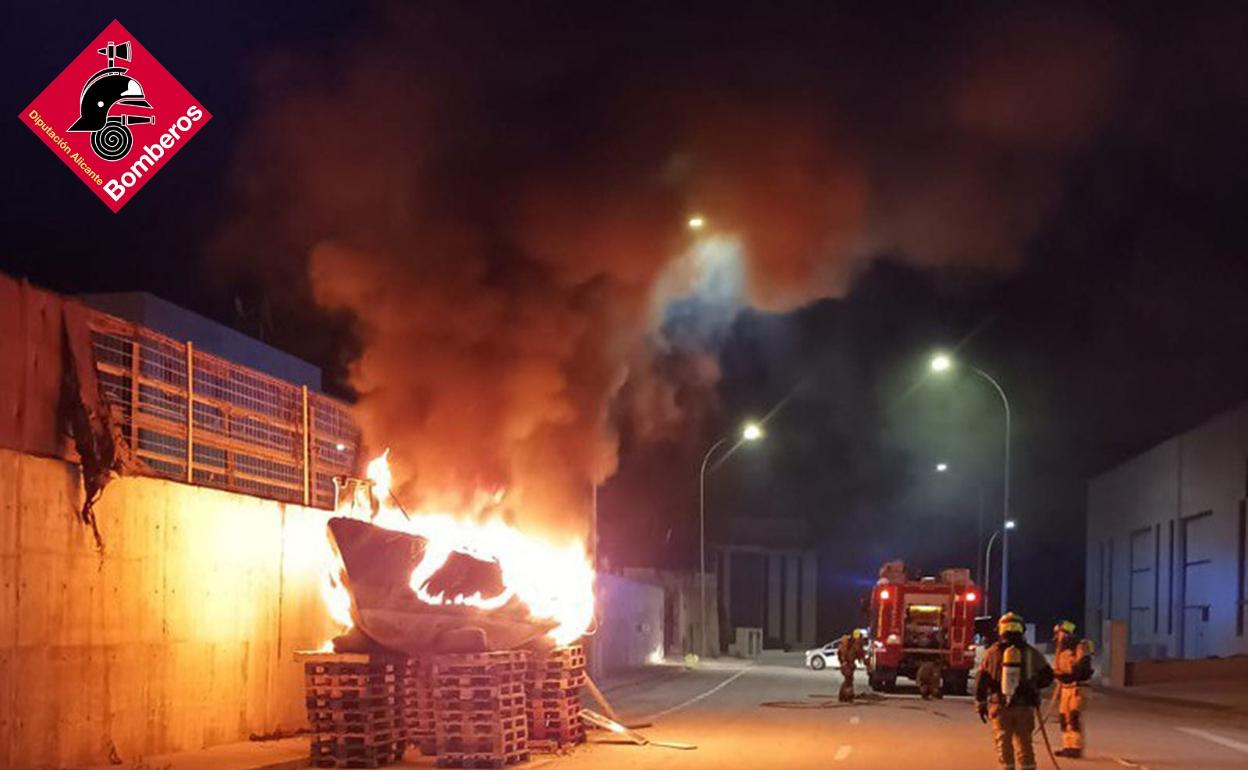 Imagen del barco en llamas esta mañana en el polígono industrial La Pedrera de Benissa. 