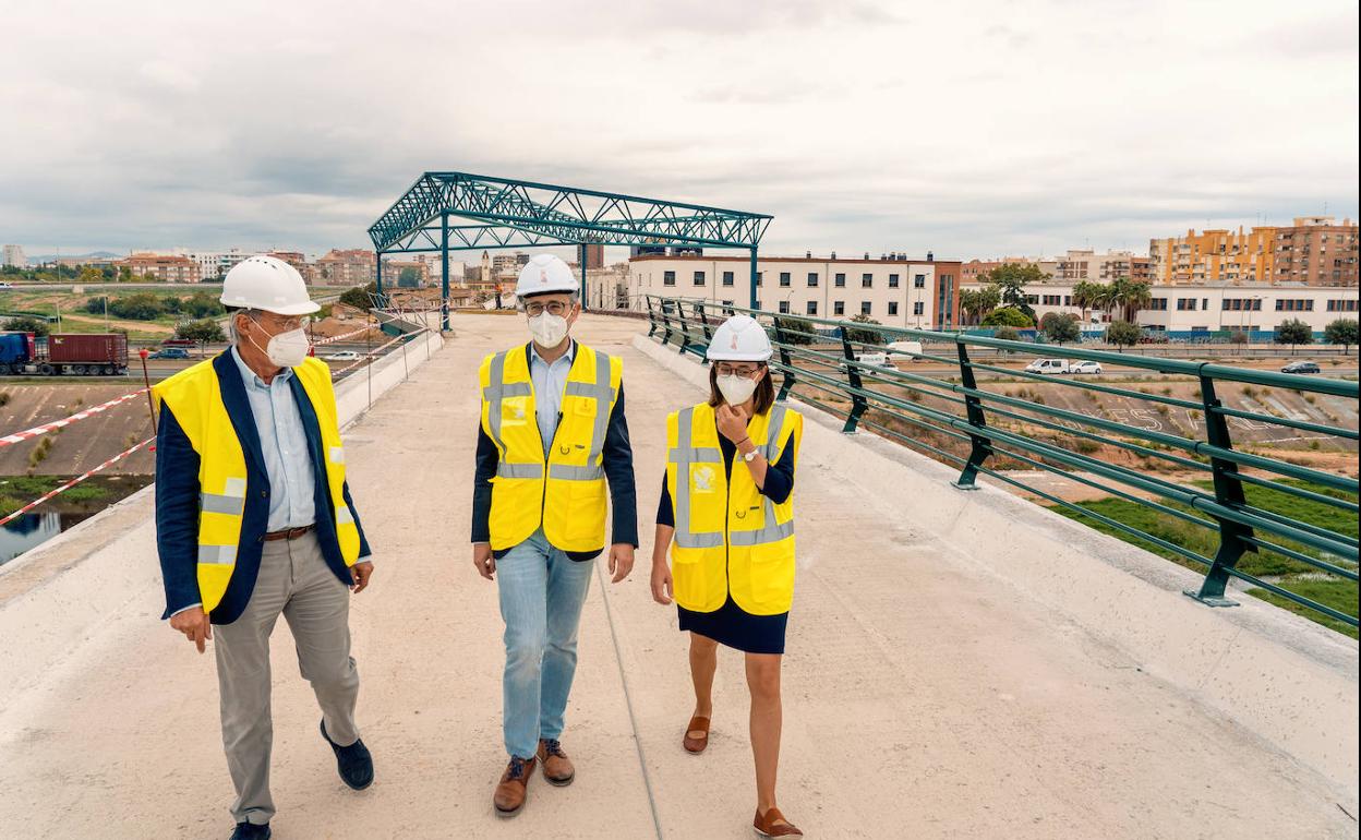 El conseller, Arcadi España, visita las obras de la pasarela. 