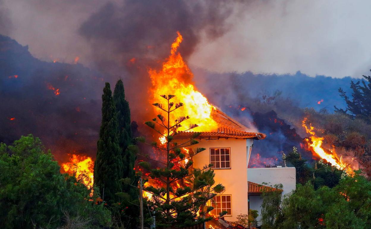 Una vivienda destruida por el volcán. 