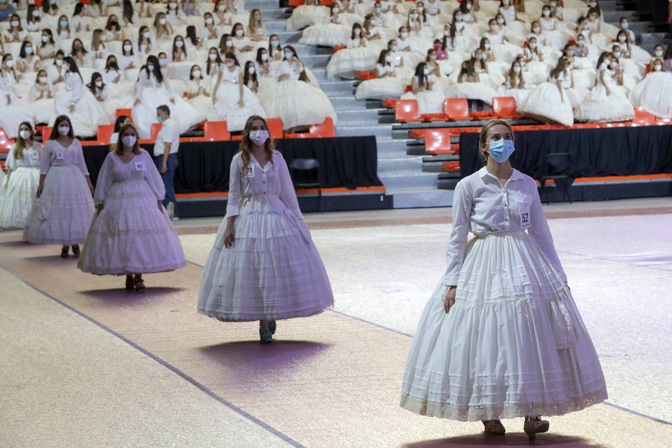 El mundo fallero ya está deseoso de que llegue el sábado, ya que en esa fecha tan señalada se elegirá a 13 jóvenes y 13 niñas que pasarán a la última fase de la elección de las falleras mayores de 2022. Mientras llega esa gran cita, cabe destacar que las candidatas ya han cumplido en la tarde del jueves con el ritual de hacer el ensayo general en La Fonteta. 