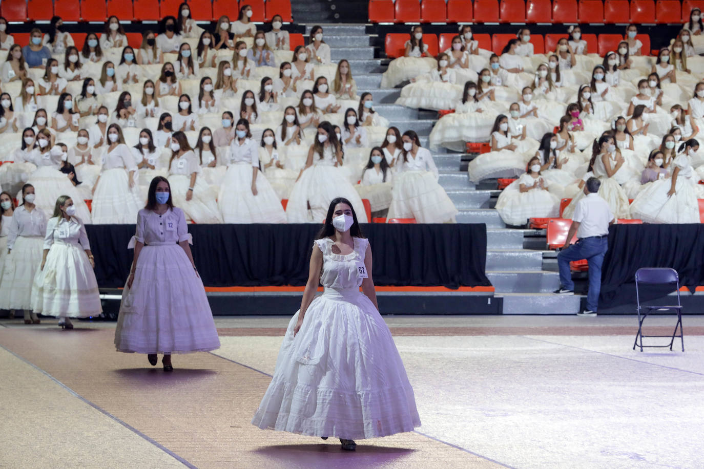 El mundo fallero ya está deseoso de que llegue el sábado, ya que en esa fecha tan señalada se elegirá a 13 jóvenes y 13 niñas que pasarán a la última fase de la elección de las falleras mayores de 2022. Mientras llega esa gran cita, cabe destacar que las candidatas ya han cumplido en la tarde del jueves con el ritual de hacer el ensayo general en La Fonteta. 