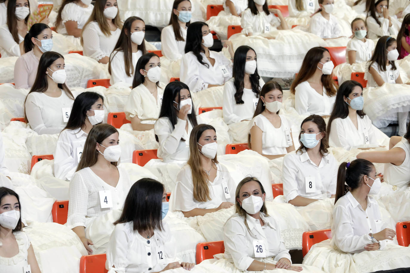 El mundo fallero ya está deseoso de que llegue el sábado, ya que en esa fecha tan señalada se elegirá a 13 jóvenes y 13 niñas que pasarán a la última fase de la elección de las falleras mayores de 2022. Mientras llega esa gran cita, cabe destacar que las candidatas ya han cumplido en la tarde del jueves con el ritual de hacer el ensayo general en La Fonteta. 