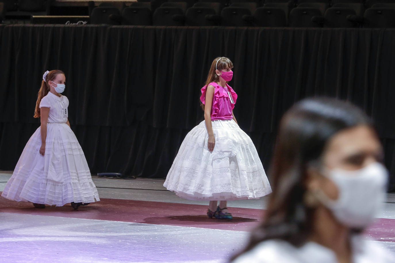 El mundo fallero ya está deseoso de que llegue el sábado, ya que en esa fecha tan señalada se elegirá a 13 jóvenes y 13 niñas que pasarán a la última fase de la elección de las falleras mayores de 2022. Mientras llega esa gran cita, cabe destacar que las candidatas ya han cumplido en la tarde del jueves con el ritual de hacer el ensayo general en La Fonteta. 