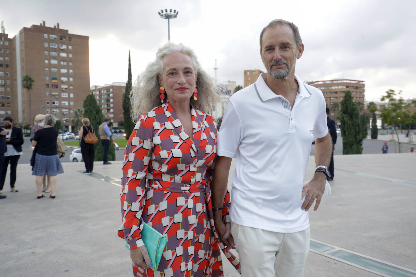 Este jueves 30 de septiembre Les Arts ha inaugurado su temporada. Lo ha hecho con el 'Réquiem', de Mozart, un título que se canceló el ejercicio anterior. Se suspendió por la dificultad de desarrollarlo con gran complejidad escénica en tiempos marcados por las distancias de seguridad. El 'Réquiem' afronta ahora una segunda oportunidad con una mayor relajación de las restricciones derivadas del Covid. Su representación sirve, de alguna forma, para celebrar la vuelta a la normalidad cultural, que la sociedad valenciana no se ha querido perder. 