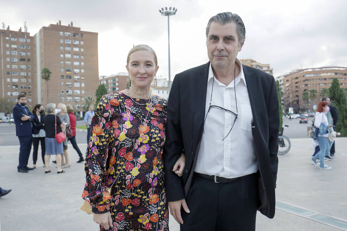 Este jueves 30 de septiembre Les Arts ha inaugurado su temporada. Lo ha hecho con el 'Réquiem', de Mozart, un título que se canceló el ejercicio anterior. Se suspendió por la dificultad de desarrollarlo con gran complejidad escénica en tiempos marcados por las distancias de seguridad. El 'Réquiem' afronta ahora una segunda oportunidad con una mayor relajación de las restricciones derivadas del Covid. Su representación sirve, de alguna forma, para celebrar la vuelta a la normalidad cultural, que la sociedad valenciana no se ha querido perder. 