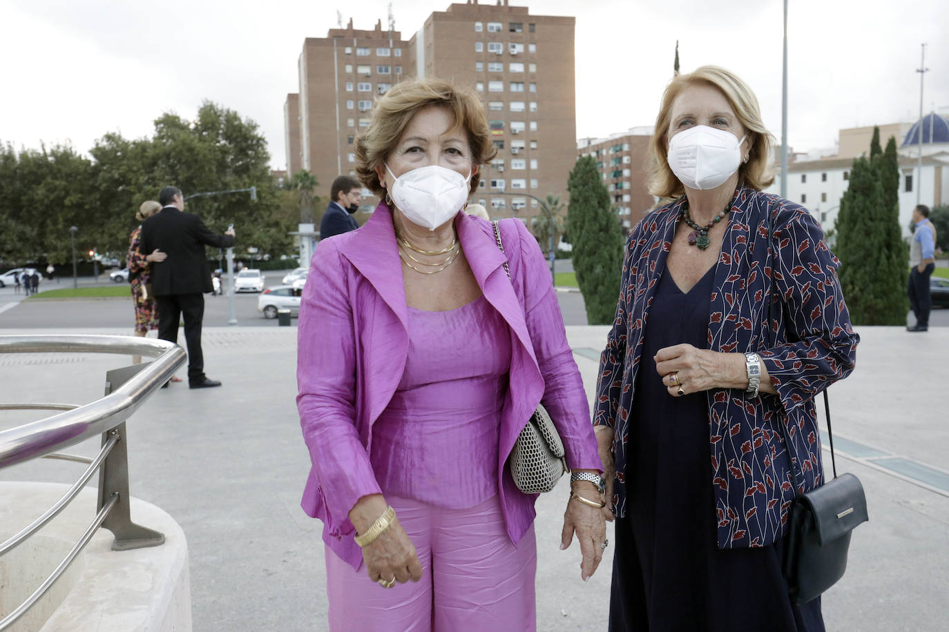 Este jueves 30 de septiembre Les Arts ha inaugurado su temporada. Lo ha hecho con el 'Réquiem', de Mozart, un título que se canceló el ejercicio anterior. Se suspendió por la dificultad de desarrollarlo con gran complejidad escénica en tiempos marcados por las distancias de seguridad. El 'Réquiem' afronta ahora una segunda oportunidad con una mayor relajación de las restricciones derivadas del Covid. Su representación sirve, de alguna forma, para celebrar la vuelta a la normalidad cultural, que la sociedad valenciana no se ha querido perder. 