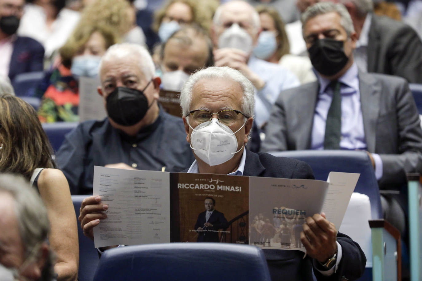 Este jueves 30 de septiembre Les Arts ha inaugurado su temporada. Lo ha hecho con el 'Réquiem', de Mozart, un título que se canceló el ejercicio anterior. Se suspendió por la dificultad de desarrollarlo con gran complejidad escénica en tiempos marcados por las distancias de seguridad. El 'Réquiem' afronta ahora una segunda oportunidad con una mayor relajación de las restricciones derivadas del Covid. Su representación sirve, de alguna forma, para celebrar la vuelta a la normalidad cultural, que la sociedad valenciana no se ha querido perder. 