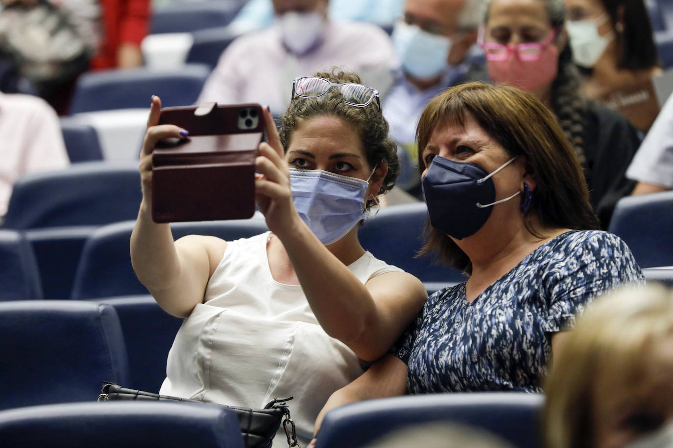 Este jueves 30 de septiembre Les Arts ha inaugurado su temporada. Lo ha hecho con el 'Réquiem', de Mozart, un título que se canceló el ejercicio anterior. Se suspendió por la dificultad de desarrollarlo con gran complejidad escénica en tiempos marcados por las distancias de seguridad. El 'Réquiem' afronta ahora una segunda oportunidad con una mayor relajación de las restricciones derivadas del Covid. Su representación sirve, de alguna forma, para celebrar la vuelta a la normalidad cultural, que la sociedad valenciana no se ha querido perder. 