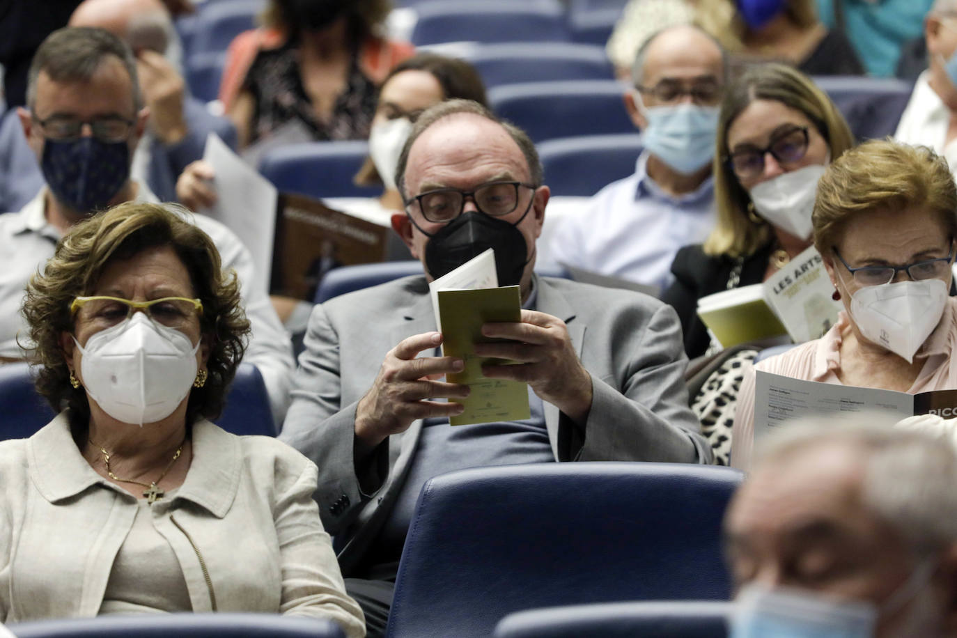 Este jueves 30 de septiembre Les Arts ha inaugurado su temporada. Lo ha hecho con el 'Réquiem', de Mozart, un título que se canceló el ejercicio anterior. Se suspendió por la dificultad de desarrollarlo con gran complejidad escénica en tiempos marcados por las distancias de seguridad. El 'Réquiem' afronta ahora una segunda oportunidad con una mayor relajación de las restricciones derivadas del Covid. Su representación sirve, de alguna forma, para celebrar la vuelta a la normalidad cultural, que la sociedad valenciana no se ha querido perder. 