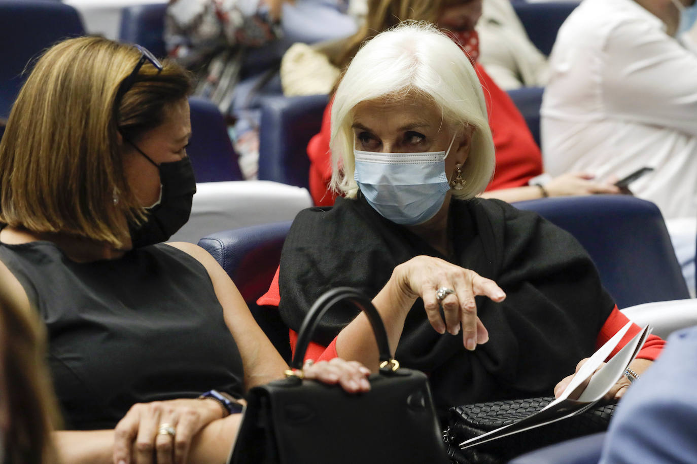 Este jueves 30 de septiembre Les Arts ha inaugurado su temporada. Lo ha hecho con el 'Réquiem', de Mozart, un título que se canceló el ejercicio anterior. Se suspendió por la dificultad de desarrollarlo con gran complejidad escénica en tiempos marcados por las distancias de seguridad. El 'Réquiem' afronta ahora una segunda oportunidad con una mayor relajación de las restricciones derivadas del Covid. Su representación sirve, de alguna forma, para celebrar la vuelta a la normalidad cultural, que la sociedad valenciana no se ha querido perder. 