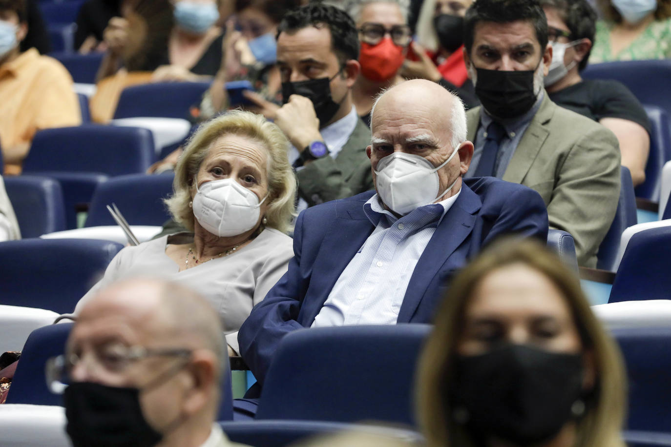 Este jueves 30 de septiembre Les Arts ha inaugurado su temporada. Lo ha hecho con el 'Réquiem', de Mozart, un título que se canceló el ejercicio anterior. Se suspendió por la dificultad de desarrollarlo con gran complejidad escénica en tiempos marcados por las distancias de seguridad. El 'Réquiem' afronta ahora una segunda oportunidad con una mayor relajación de las restricciones derivadas del Covid. Su representación sirve, de alguna forma, para celebrar la vuelta a la normalidad cultural, que la sociedad valenciana no se ha querido perder. 