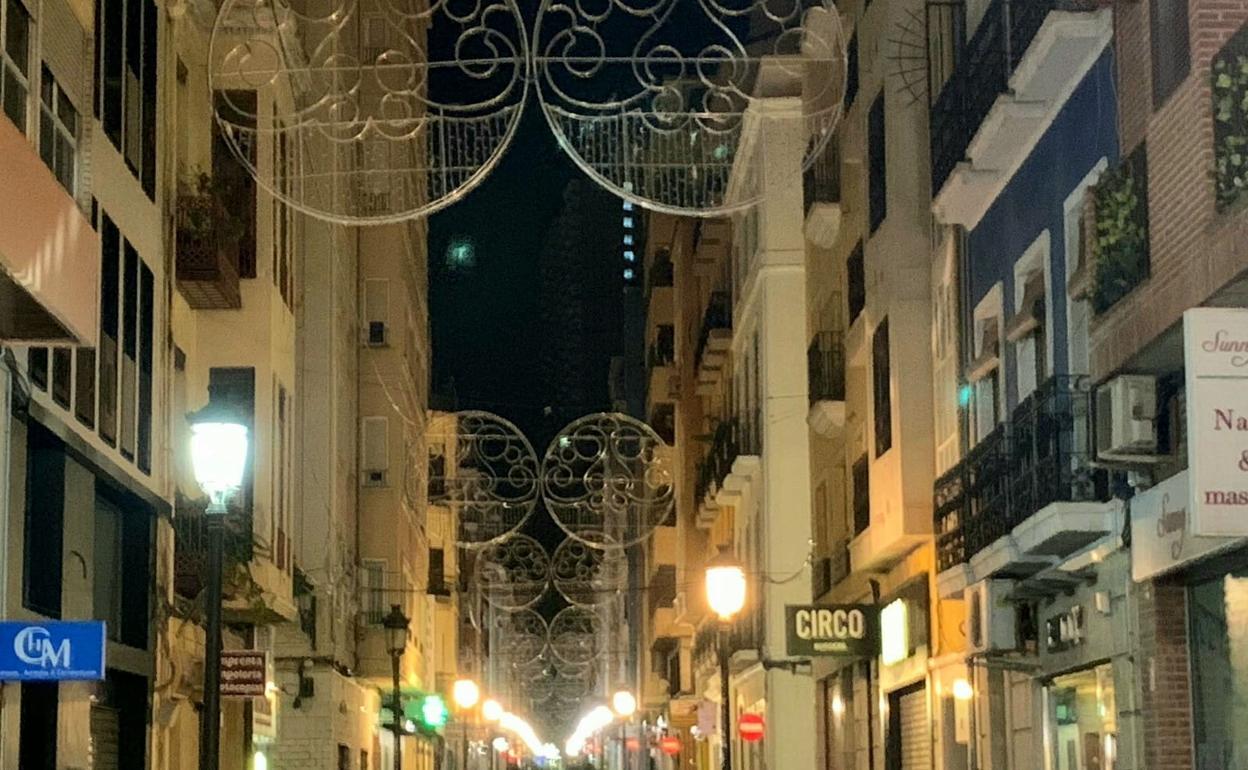 Así lucen las luces navideñas en una de las calles céntricas de la capital. 