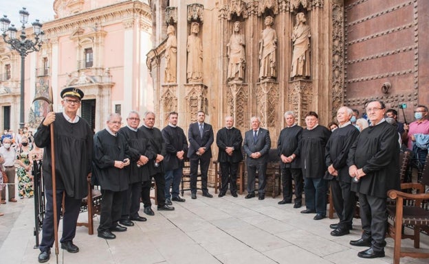 Los dirigentes de la asociación con el Tribunal de las Aguas. 