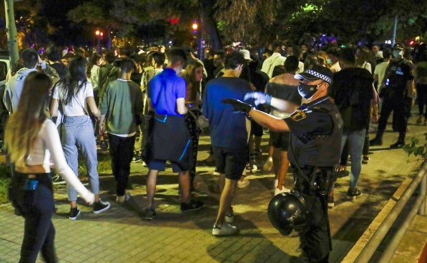 Desalojo de un tramo de Blasco Ibáñez por parte de la Policía Local. 