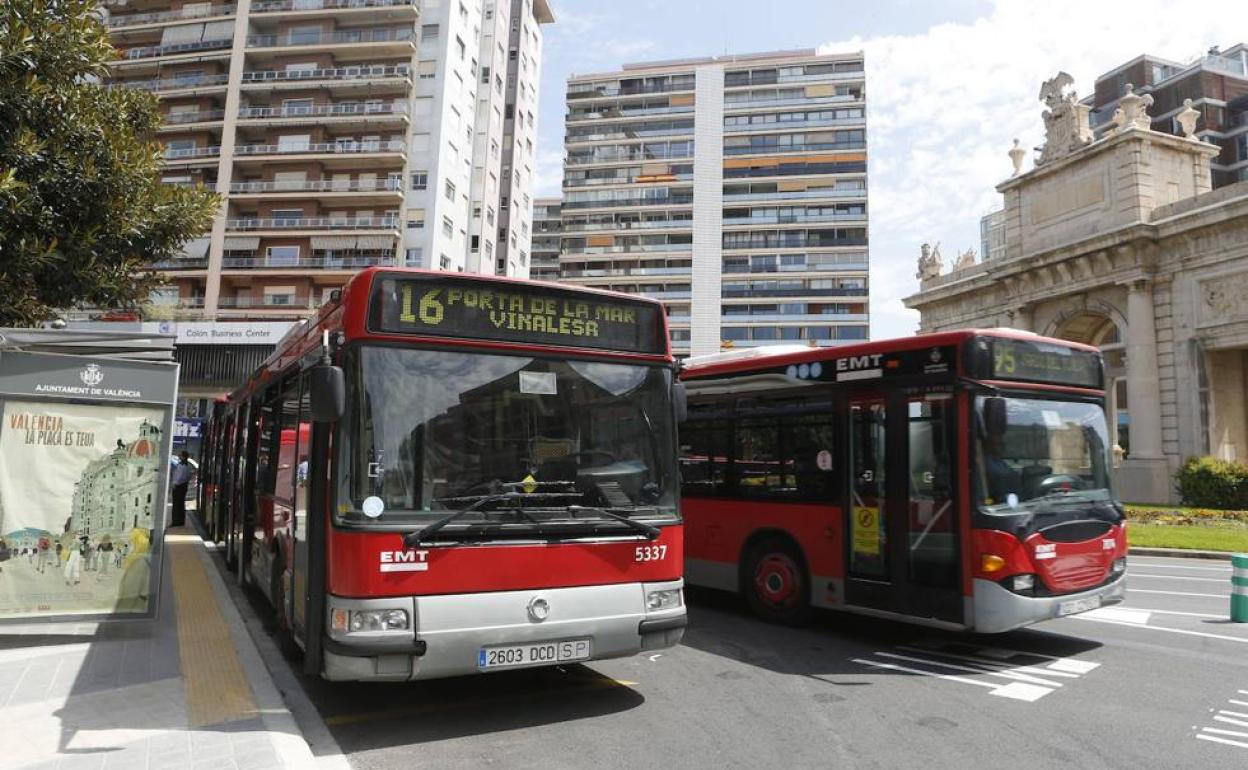 Dos autobuses de la EMT.