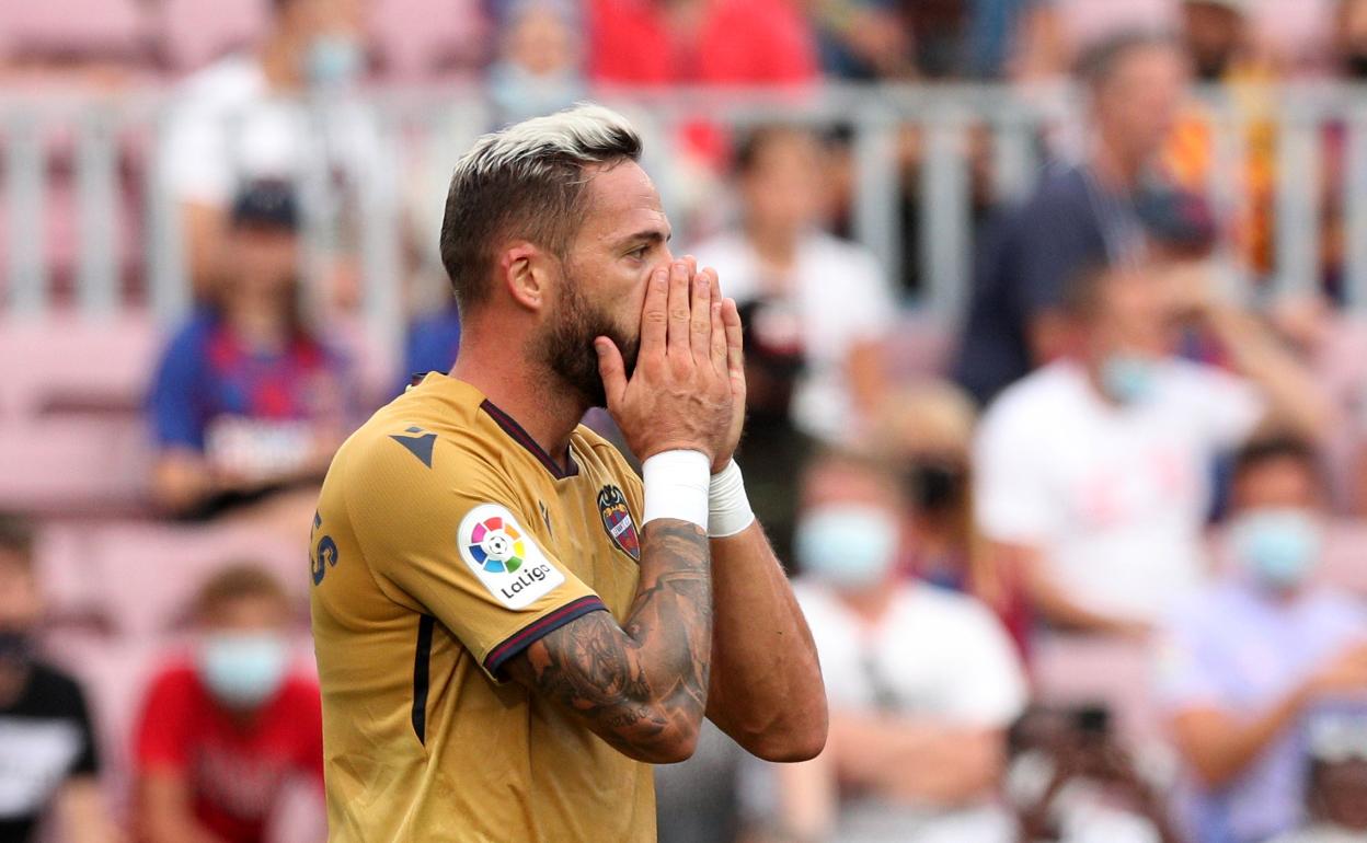 Morales lamenta una ocasión en el partido frente al FC Barcelona en el Camp Nou 