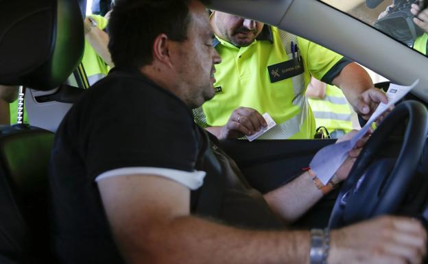 La multa de 200 euros que la DGT ha puesto esta semana a cerca de 3.000 conductores