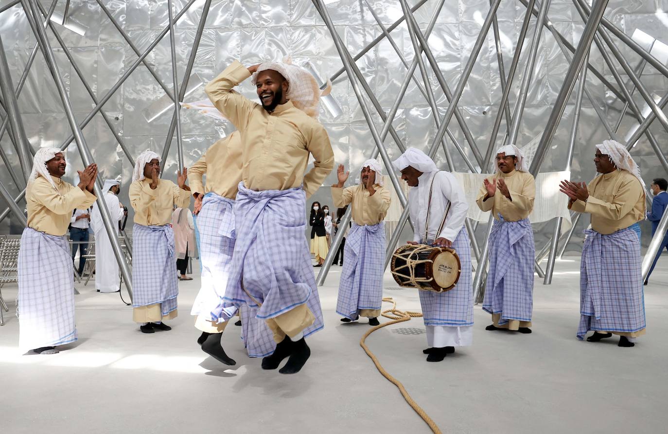 La Expo 2020 de Dubái ha abierto sus puertas este viernes bajo el calor abrumador del rico emirato del Golfo. Hasta 92 países participan con sus pabellones en el evento, entre los que se encuentra el de España. Gastronomía, cultura y espectáculos para conectar con la cultura árabe. 