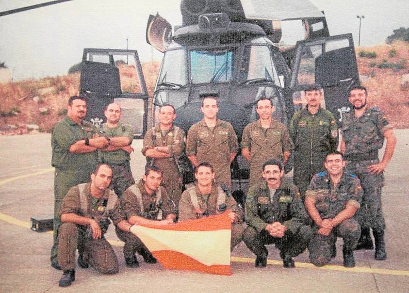 Entre compañeros. El piloto León (en el centro, de pie), rodeado por el resto de tripulantes de aeronaves de la operación.