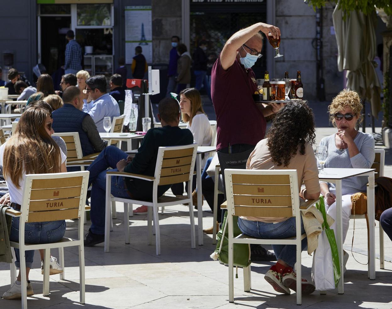 Varias personas en una terraza. iván arlandis