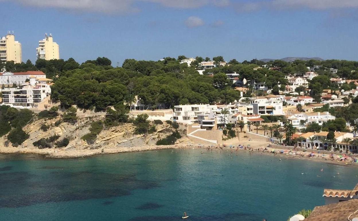 Imagen de una de las playas de Moraira que han sido cerradas al baño. 