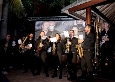 Imagen secundaria 1 - Bernardo y Pedro Soliveres, Cachorras Band y María José Bertomeu, con sus premios. 