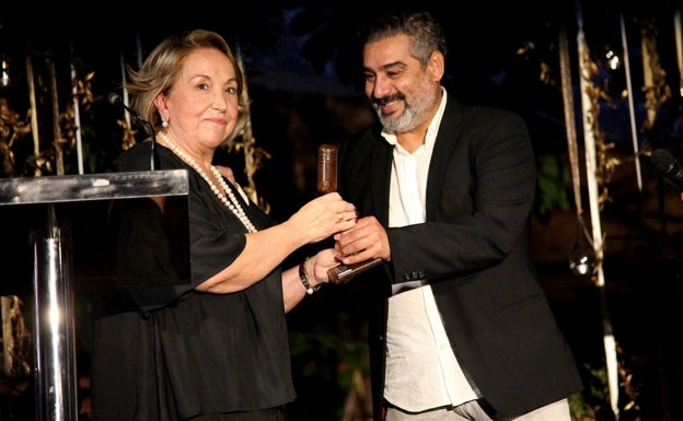 Imagen principal - Cani Tudela, Javier Alguacil, Julia Lozano y Patricia Sentí recibiendo sus galardones. 