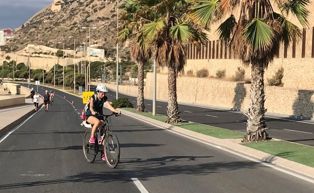 Un ciclista aprovecha el corte al tráfico de la Cantera un domingo para hacer deporte. 