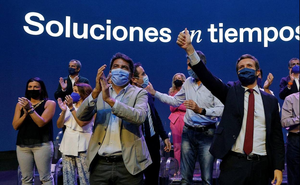 El presidente del Partido Popular valenciano (PPCV), Carlos Mazón (c), y el líder del Partido Popular, Pablo Casado (d).