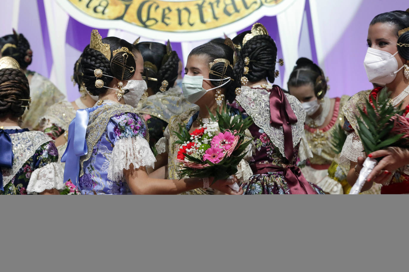 Valencia ya tiene nueva Corte de Honor para las Fallas 2022. Las 26 candidatas escucharon la noche del sábado sus nombres y desfilaron cumpliendo el sueño de convertirse en una de las posibles falleras mayores para las próximas fiestas.