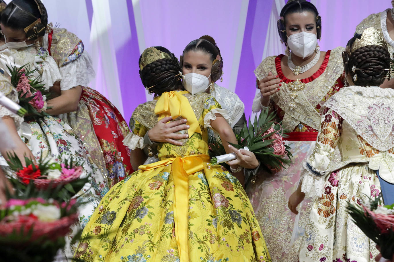 Valencia ya tiene nueva Corte de Honor para las Fallas 2022. Las 26 candidatas escucharon la noche del sábado sus nombres y desfilaron cumpliendo el sueño de convertirse en una de las posibles falleras mayores para las próximas fiestas.