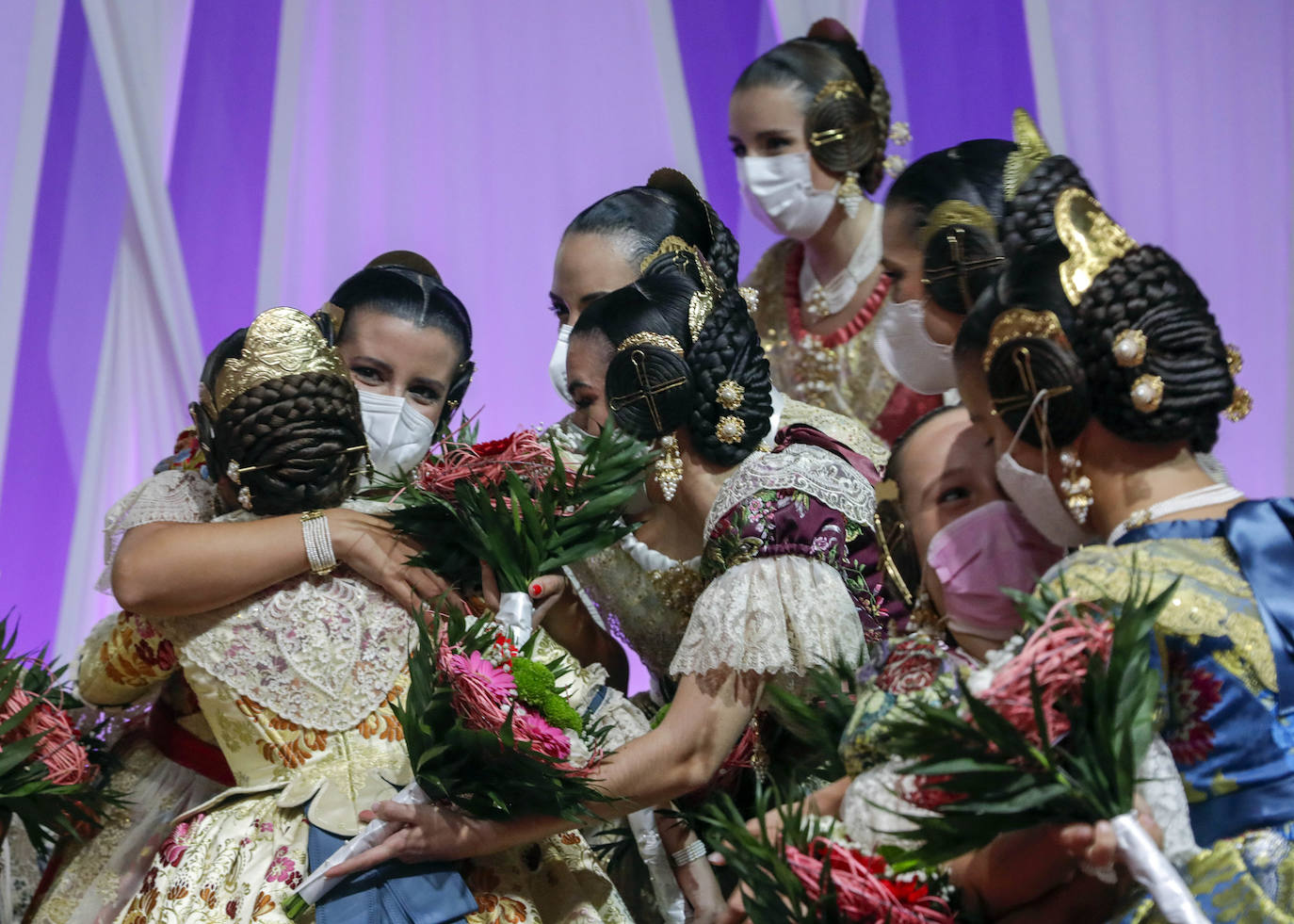 Valencia ya tiene nueva Corte de Honor para las Fallas 2022. Las 26 candidatas escucharon la noche del sábado sus nombres y desfilaron cumpliendo el sueño de convertirse en una de las posibles falleras mayores para las próximas fiestas.