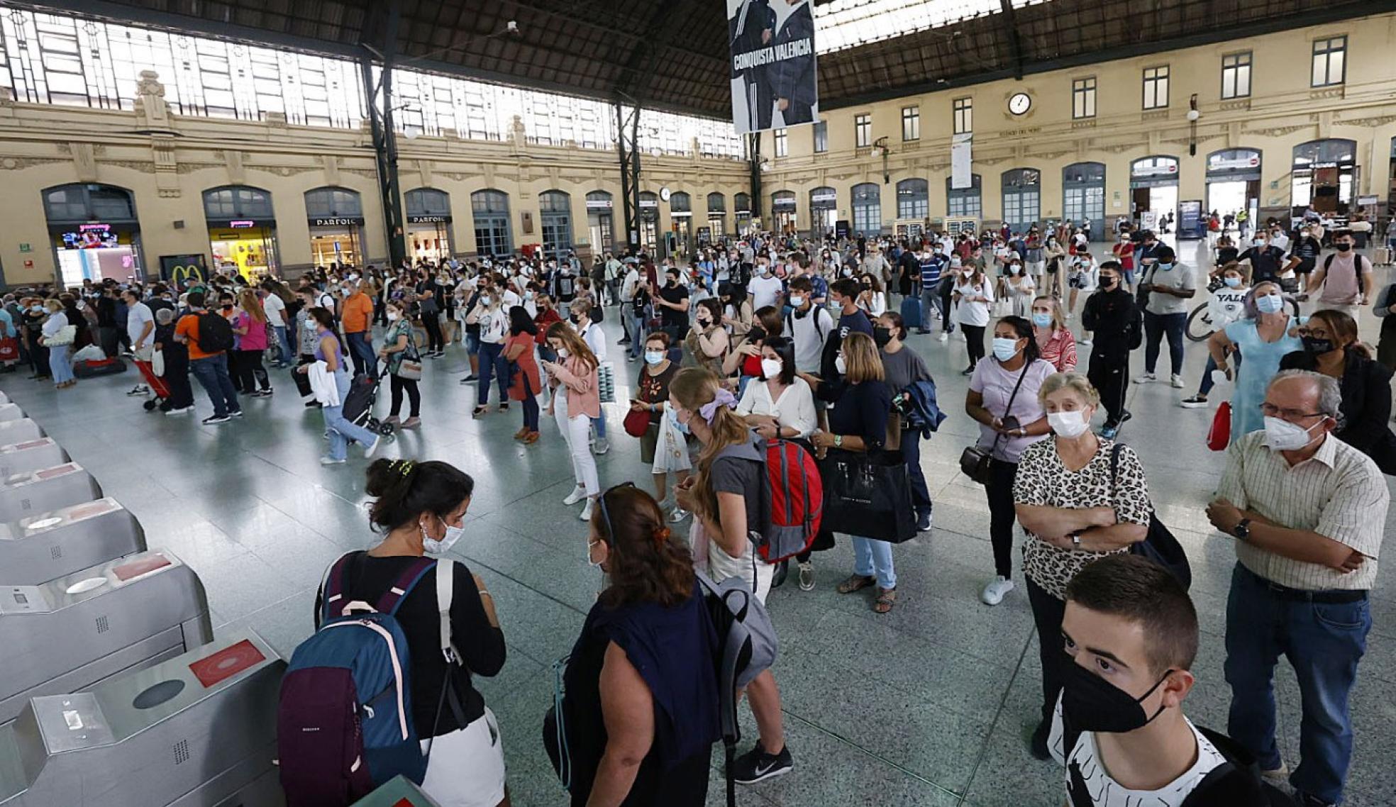 Decenas de personas esperan ante los tornos de la Estación del Norte a que llegue su tren. iván arlandis