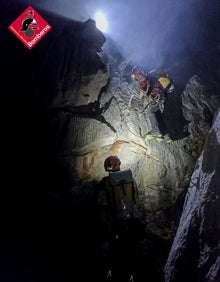 Imagen secundaria 2 - Imágenes del delicado rescate del escalador esta madrugada en el Puig Campana. 