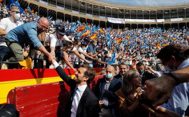 El presidente del PP, Pablo Casado,saluda a los militantes a su llegada a la Plaza de Toros de Valencia