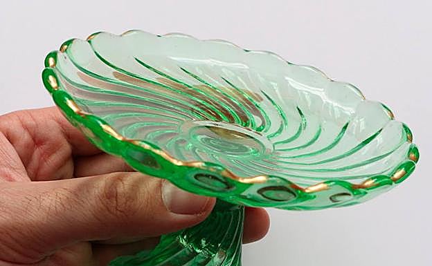 Pieza de cristal de uranio verde. 