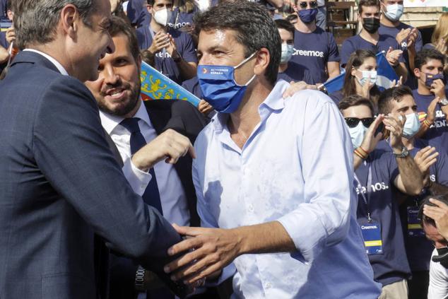 El líder del PP nacional, Pablo Casado, acudió el pasado domingo impecable a su cita con los valencianos en la Plaza de Toros. Vestido con traje oscuro, una corbata azul marino y zapatos, su 'look' contrastaba con el de Carlos Mazón, que se presentó en el encuentro popular vestido de manera informal, con corbata y con deportivas beige. 