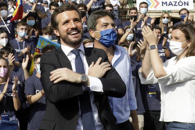 El líder del PP nacional, Pablo Casado, acudió el pasado domingo impecable a su cita con los valencianos en la Plaza de Toros. Vestido con traje oscuro, una corbata azul marino y zapatos, su 'look' contrastaba con el de Carlos Mazón, que se presentó en el encuentro popular vestido de manera informal, con corbata y con deportivas beige. 